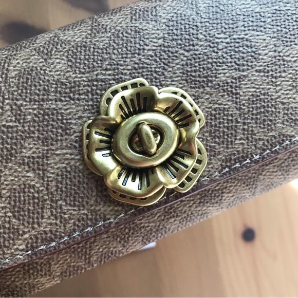 ☀️🥰 Coach Sunglass Case Bag Charm In Signature Canvas - Picture 5 of 11